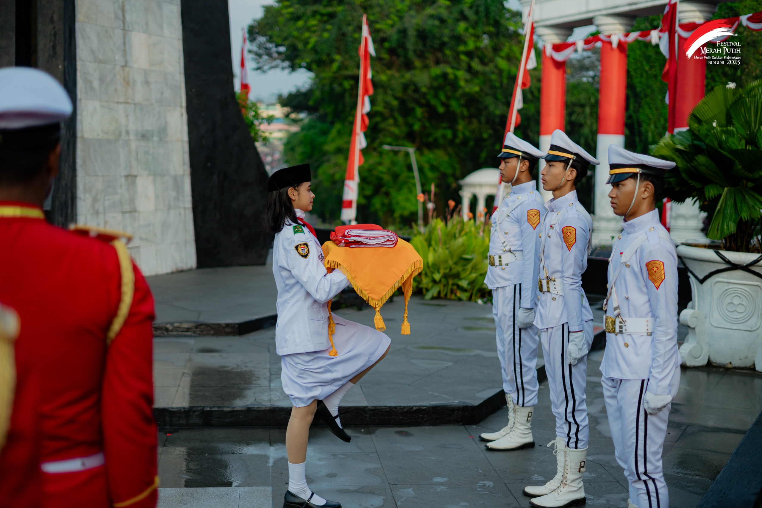 KHIDMAT: Paskibra SMA Kesatuan, Gana Bimantara, dapat kehormatan mengibarkan Sang Saka Merah Putih di Tugu Kujang, Jumat 22 Agustus 2025.