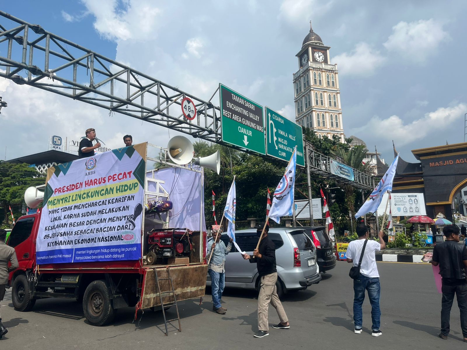 Para pelaku pariwisata Puncak menggelar aksi unjuk rasa di Jalan Raya Puncak, Simpang Gadog, Ciawi, Jumat 22 Agustus 2025, protes langkah Menteri LH, Hanif Faisol Nurofiq.
