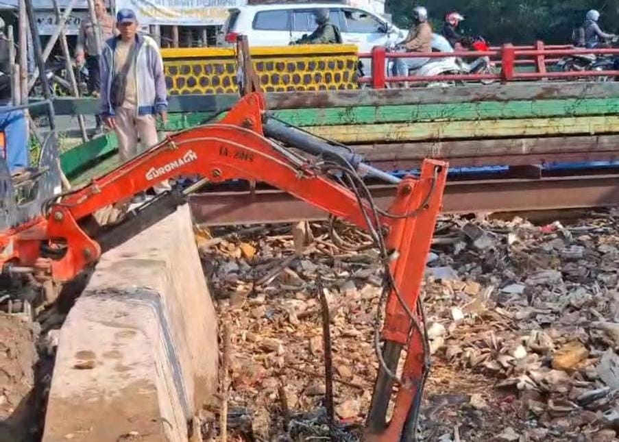 Kondisi terkini kali Pesanggrahan Sawangan, Kota Depok, yang dipenuhi sampah.