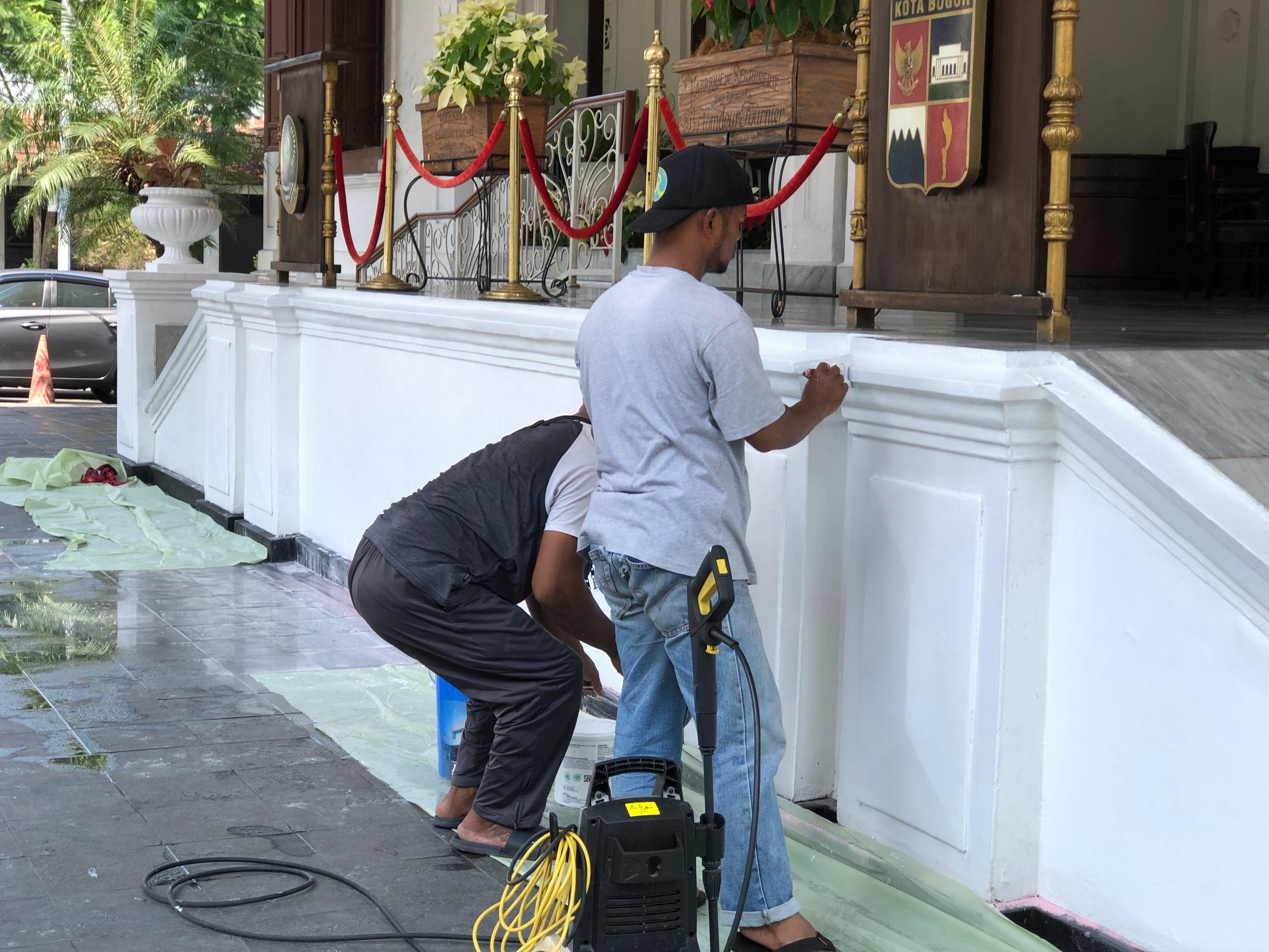 Pengecatan kembali gedung Balai Kota Bogor pasca jadi sasaran aksi vandalisme.