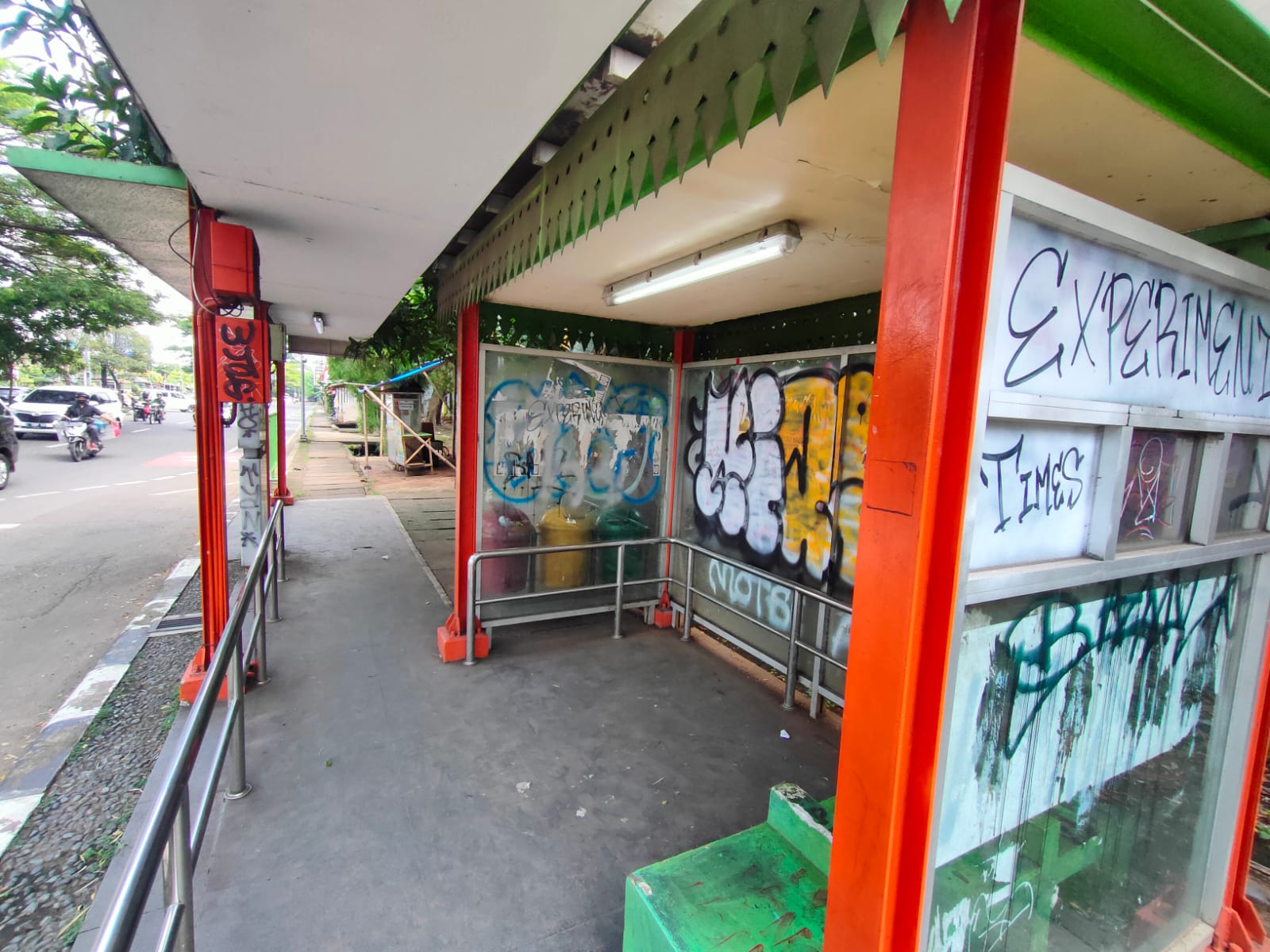 Kindisi fasilitas publik halte di Kota Depok yang jadi sasaran vandalisme