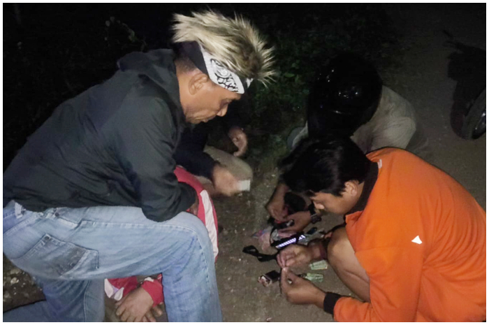 Polsek Cileungsi saat menangkap pengedar narkoba.
