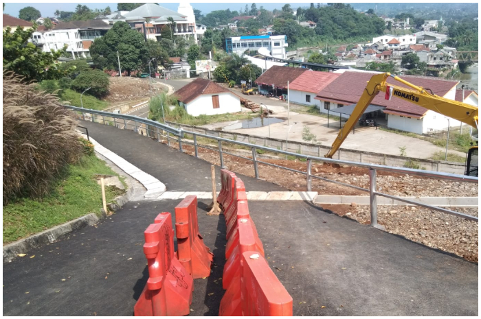 Akses sepeda motor di Jalan Saleh Danasasmita Batutulis Bogor yang masih menunggu untuk dibuka.