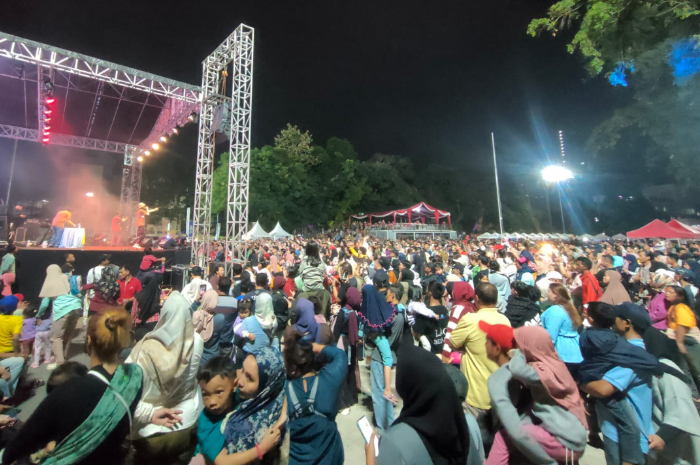 Suasana Depok Open Space (DOS) pada Sabtu, 23 Agustus 2025 malam.