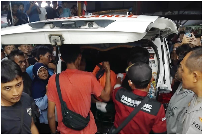 Petugas evakuasi jenazah penjual gorengan yang meninggal dunia dalam minimarket di sawangan Kota Depok.
