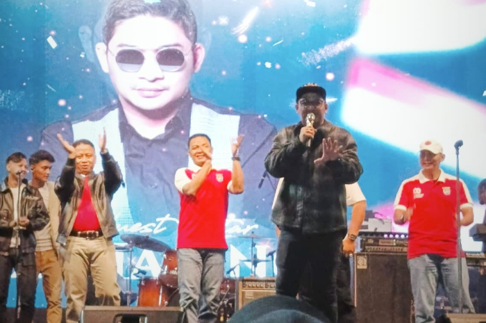 Pasha Ungu saat tampil di hadapan ribuan warga Kota Depok.