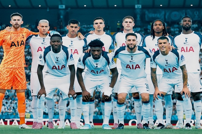 Skuad Tottenham Hotspurs sebelum bertanding menghadapi PSG.
