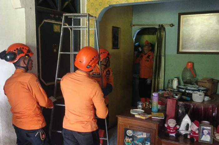 Petugas BPBD Kabupaten Bogor saat melakukan penyisiran dan pencarian ular sanca di rumah warga Ciriung, Kecamatan Cibinong.