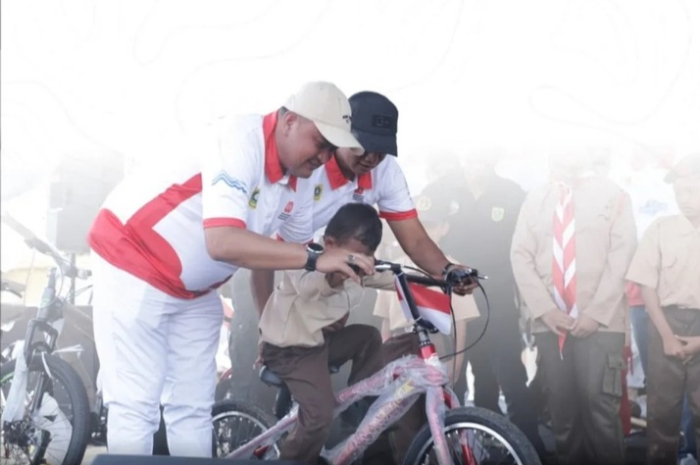 Bupati Bogor membagikan 422 sepeda untuk anak Malasari.