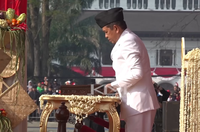 Gubernur Jawa Barat, Dedi Mulyadi saat memimpin upacara.