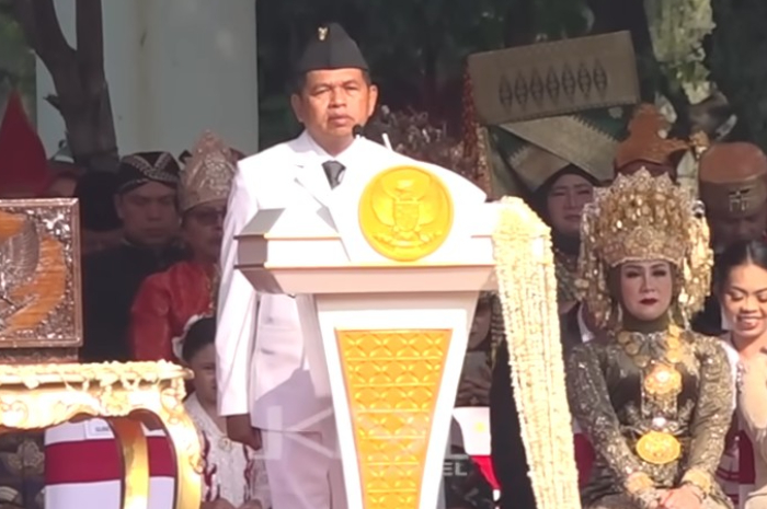 Gubernur Jawa Barat, Dedi Mulyadi saat upacara.