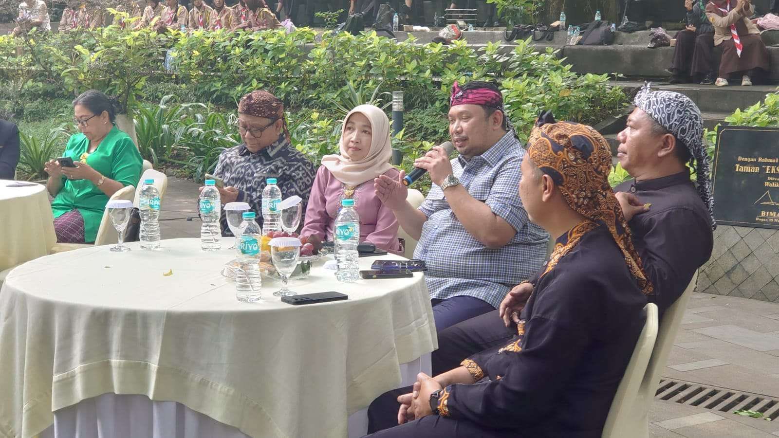 Anggota Komisi VII DPR RI, Ilham Permana (ikat kepala merah) saat hadir di Kita Indonesia.