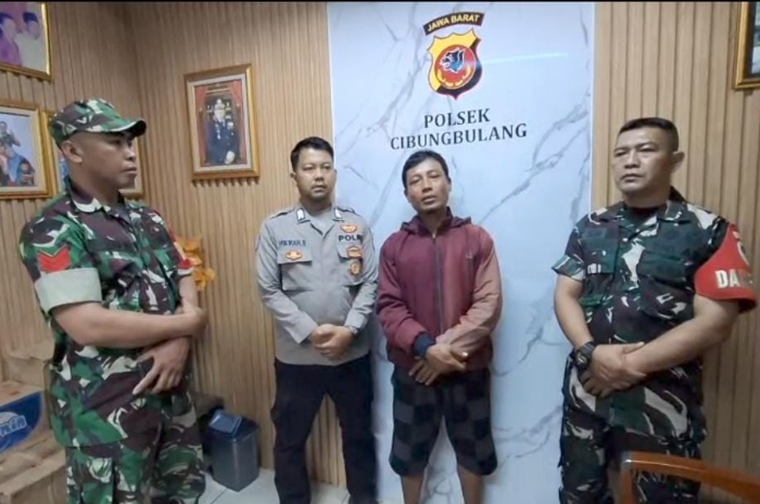 Pria sempat mengaku korban begal (tengah) memberikan klarifikasi di Polsek Cibungbulang, Kabupaten Bogor.
