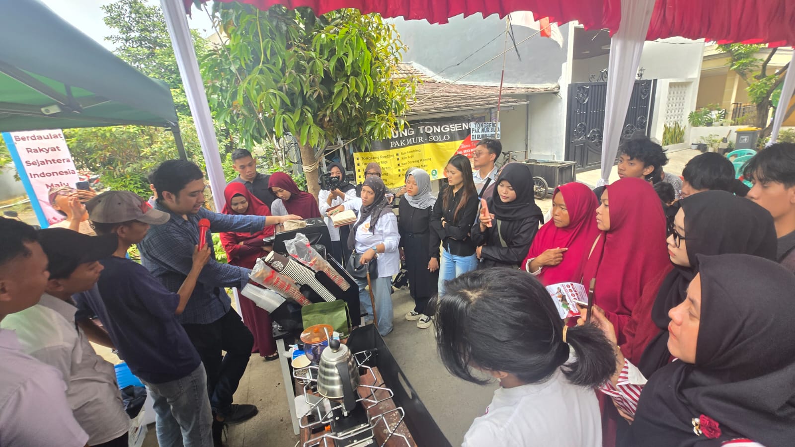 Warga nampak antusias mengikuti workshop barista yang berlangsung di RW 15, Perumahan Pesona Cilebut 2, Desa Cilebut Barat, Kecamatan Sukaraja, Kabupaten Bogor, Sabtu 23 Agustus 2025.