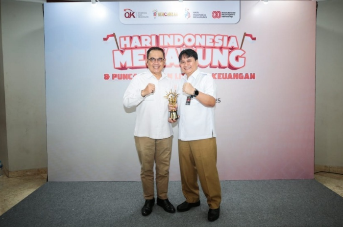 Sekda Kota Bandung berfoto seusai menerima penghargaan dari OJK