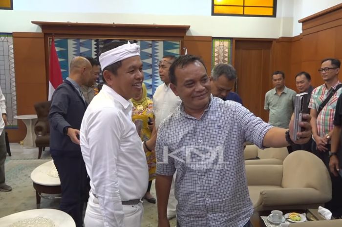 Gubernur Jawa Barat Dedi Mulyadi berfoto dengan salah satu pengusaha bus dan travel wisata.