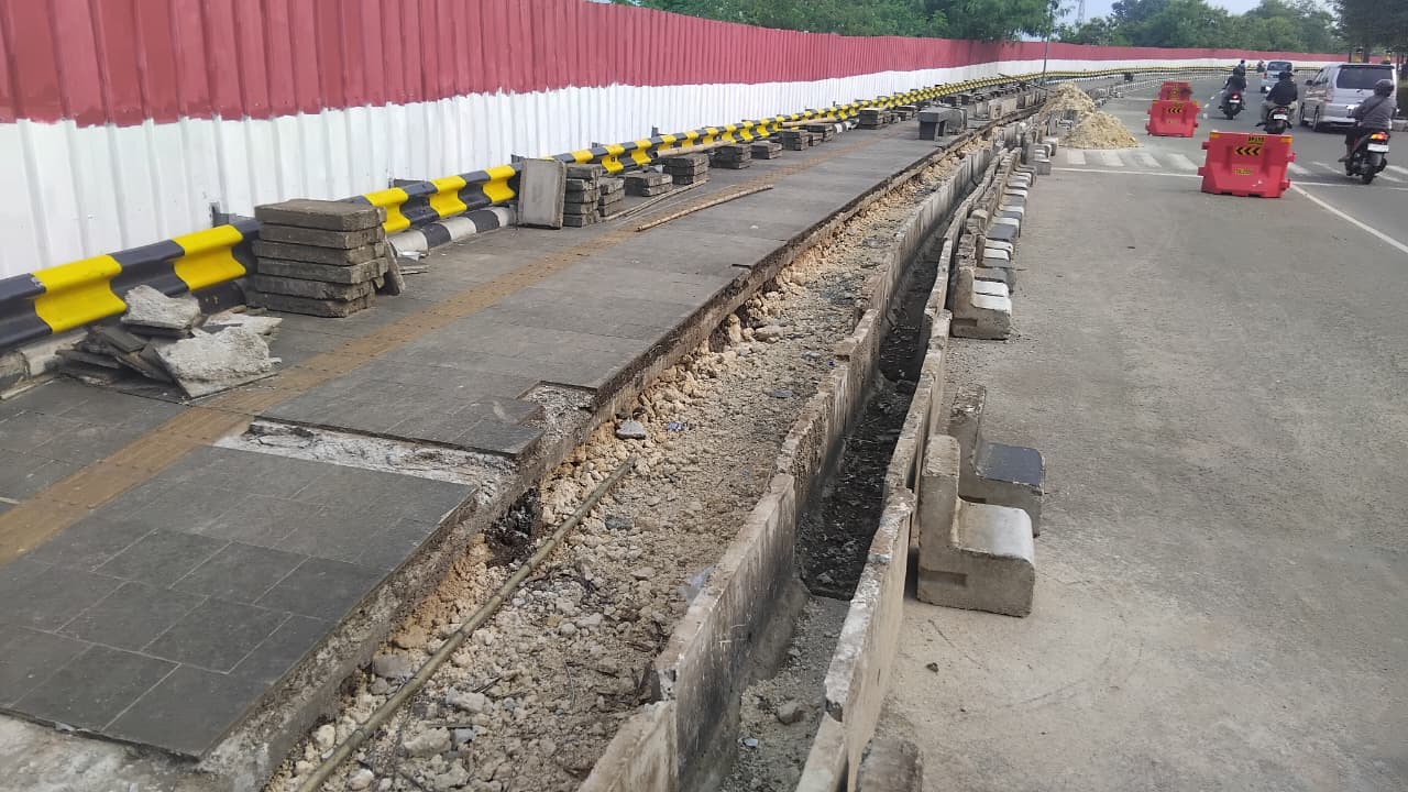 Trotor dan penutup saluran drainase di Stadion Pakansari Cibinong, Kabupaten Bogor dalam penanganan sementara.