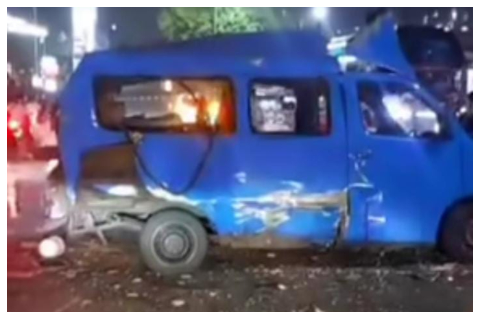 Tangkapan layar video saat satu unit angkot terbakar di Citeuruep, Kabupaten Bogor.