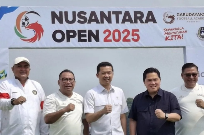 Bupati Bogor Rudy Susmanto (kiri) berfoto bersama Erick Thohir dan Taufik Hidayat saat menghadiri pembukaan turnamen Nusantara Open 2025