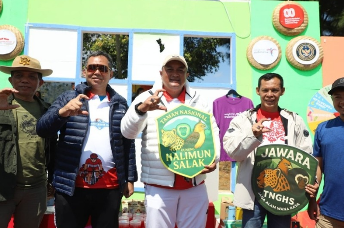 Bupati Bogor Rudy Susmanto saat melepasliarkan burung langka di kawasan Gunung Halimun Salak.