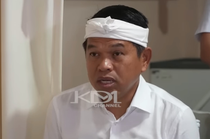 Gubernur Jawa Barat Dedi Mulyadi saat menjenguk ayah Raya warga Sukabumi yang menjalani perawatan di RSUD Welas Asih, Bandung.