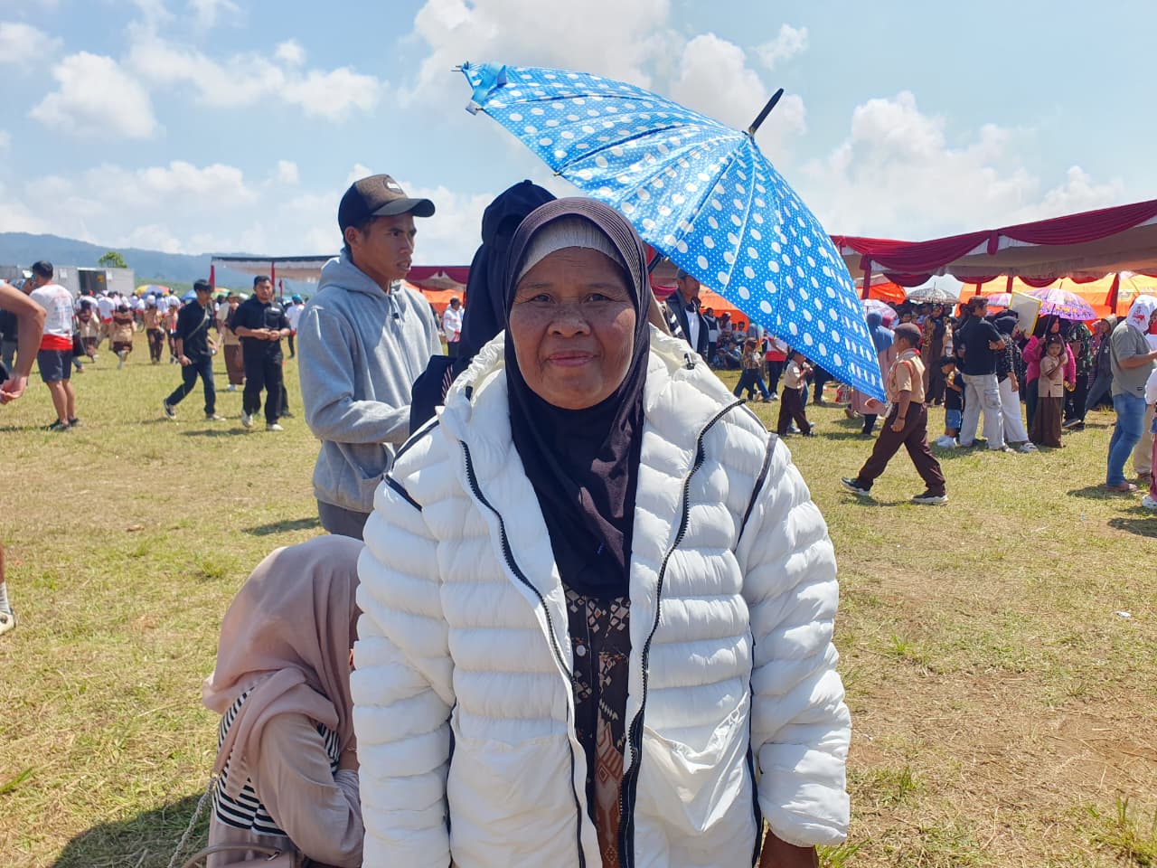 Sumiyati, warga Desa Malasari, Kecamatan Nanggung, saat memakai jaket yang diberikan Bupati Bogor, Rudy Susmanto.