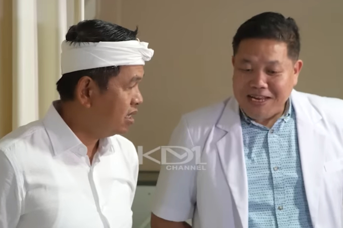 Gubernur Jawa Barat Dedi Mulyadi bersama Direktur Rumah Sakit Welas Asih dr. Deni Darmawan saat menjenguk kondisi warga Sukabumi.
