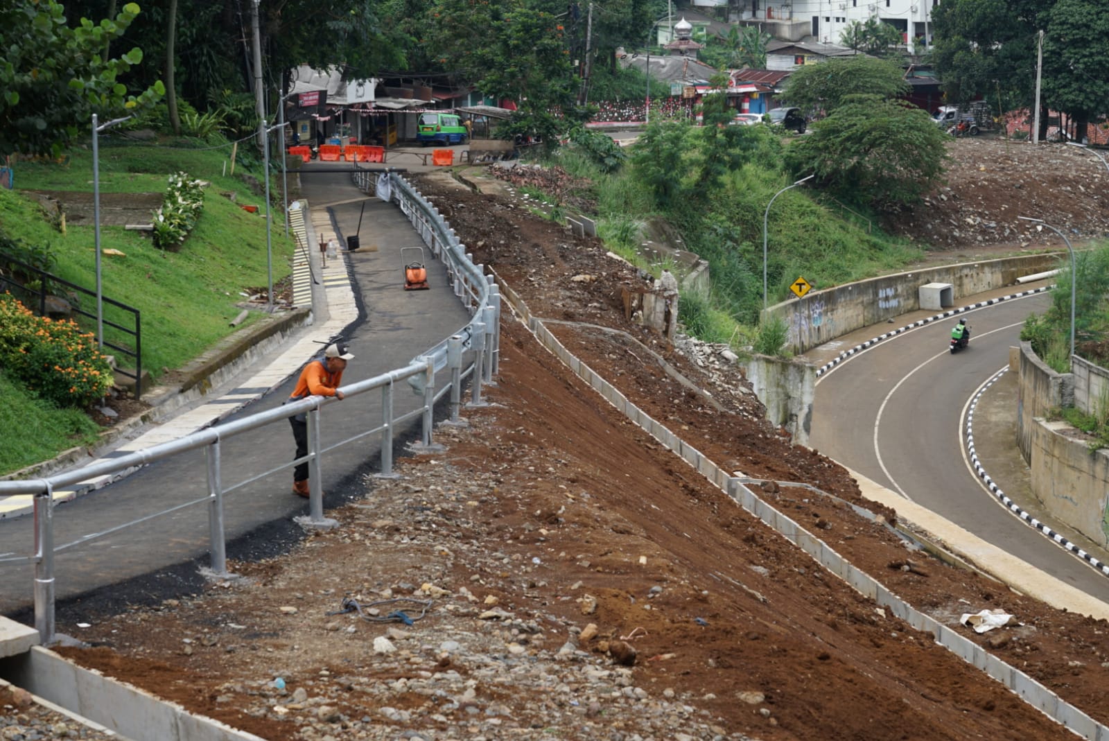 Pembukaan akses motor di Jalan Saleh Danasasmita, Kelurahan Batutulis, Kecamatan Bogor Selatan, Kota Bogor.