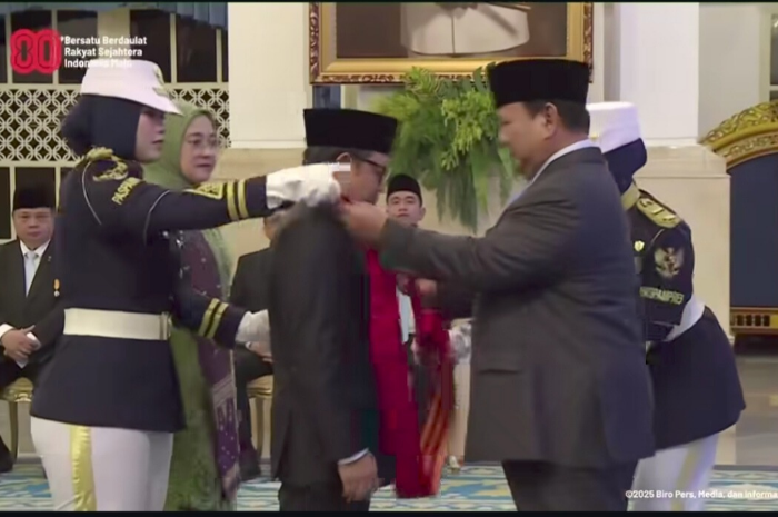 Menko PM Cak Imin dapatkan Bintang Mahaputra Adipurna dari Presiden Prabowo Subianto.