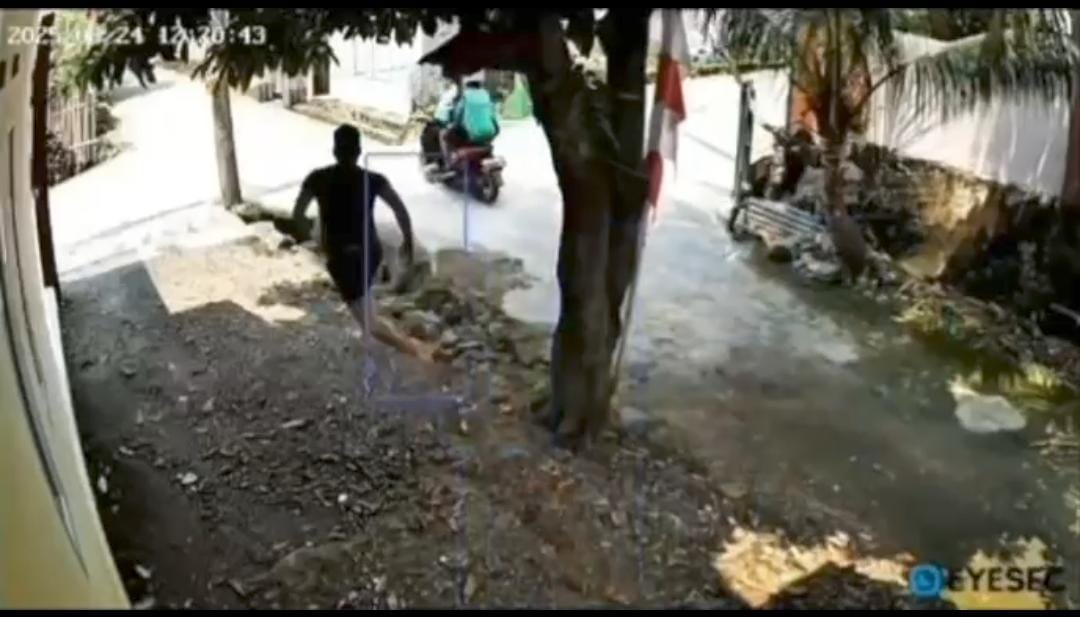 Aksi kurir narkoba terekam CCTV warga Perumahan Cipto, Desa Cilebut Barat, Kecamatan Sukaraja, Kabupaten Bogor.
