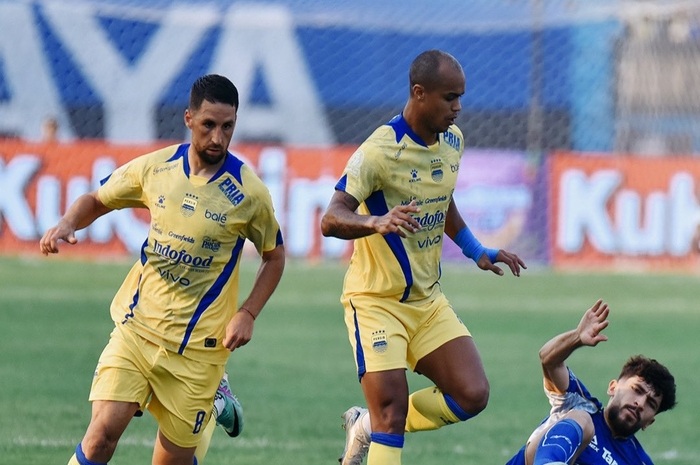 Aksi William Marcilio dan Luciano Guaycochea yang berduel dengan pemain PSIM.