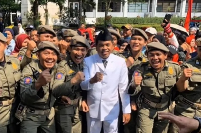 Satpol PP Provinsi Jawa Barat foto bersama Gubernur Jawa Barat Dedi Mulyadi.