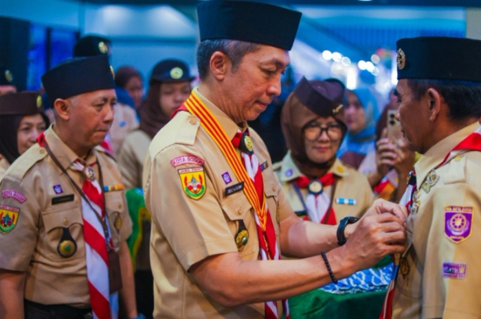 Wali Kota Bogor Dedie A Rachim menyematkan lencana Garuda kepada anggota Pramuka.&nbsp;