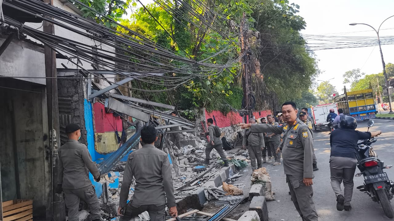 Petugas Satpol PP Kabupaten Bogor, saat menertibkan bangunan liar di Jalan Mayor Oking, Kecamatan Citeureup.