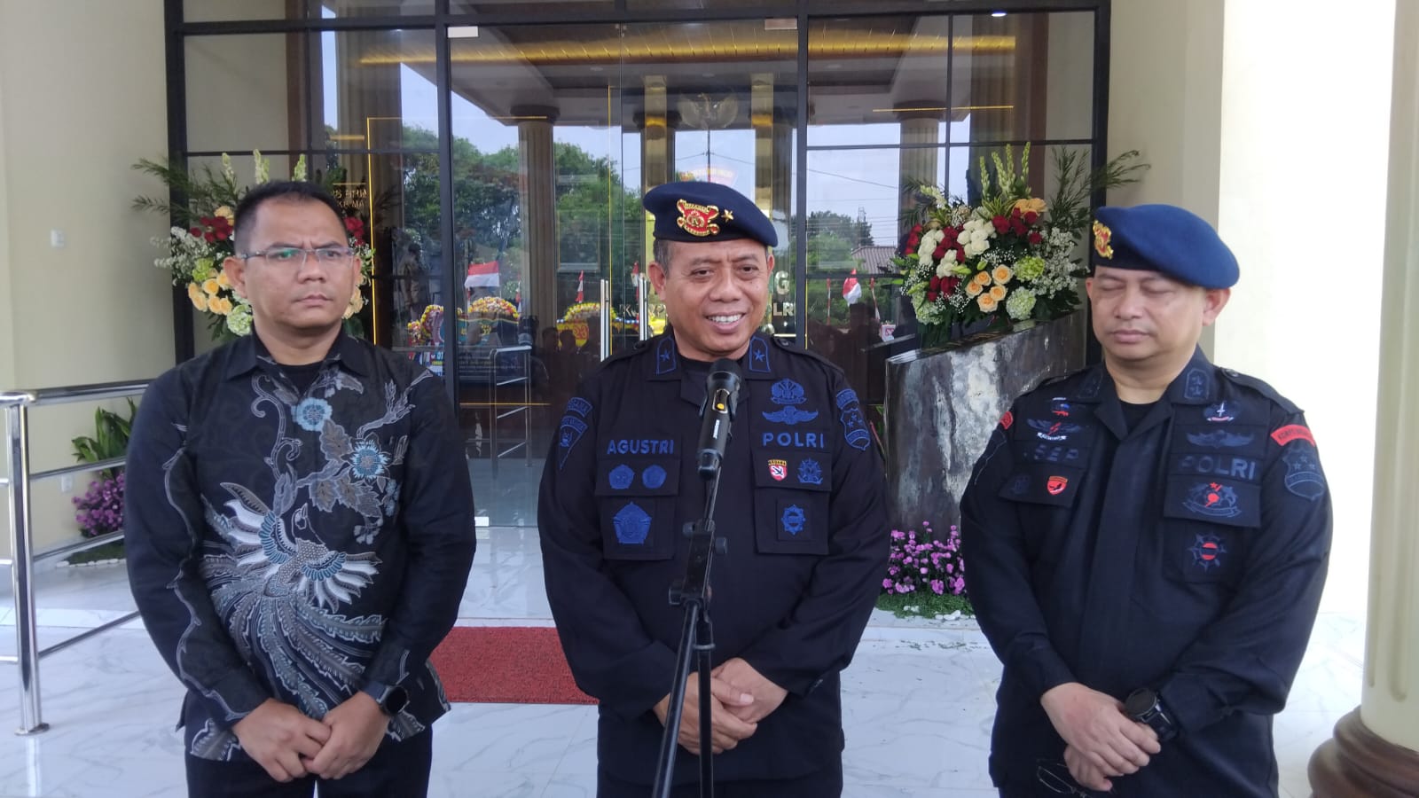 Teknisi Jibom Utama Tingkat II Korps Brimob Polri, Brigjen Pol Agustri Heriyanto (tengah).