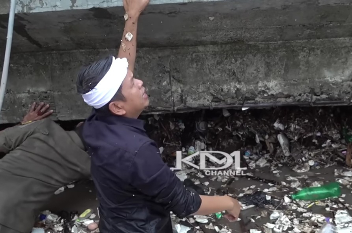 Gubernur Jawa Barat, Dedi Mulyadi masuk sungai membersihkan sampah di Kabupaten Sukabumi.