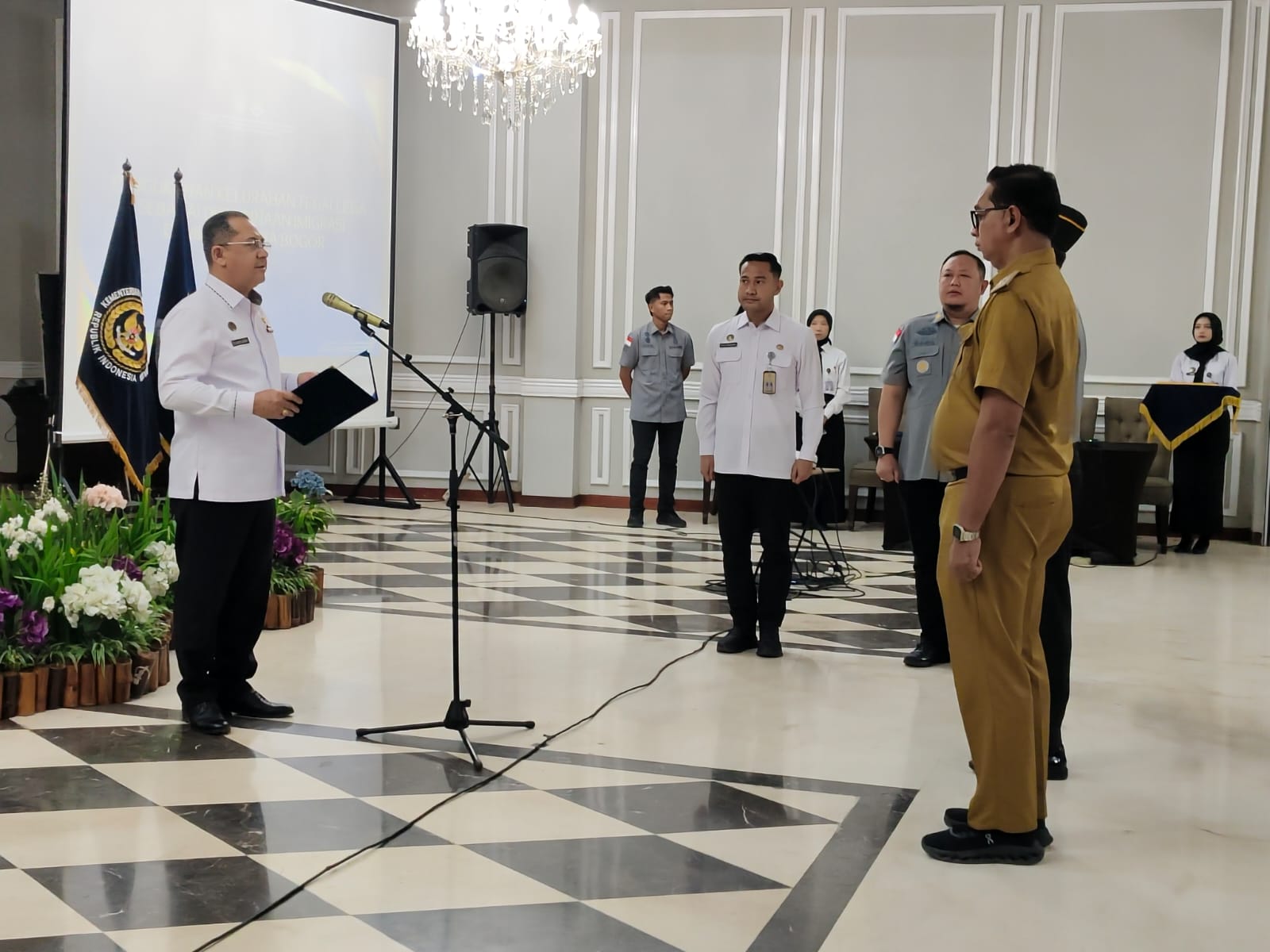 DIKUKUHKAN: Kepala Kantor Imigrasi Kelas I Non TPI Bogor, Ritus Ramadhana saat pengukuhan Kelurahan Tegallega, Kelurahan Bogor Utara, sebagai Desa Binaan Imigrasi 2025.