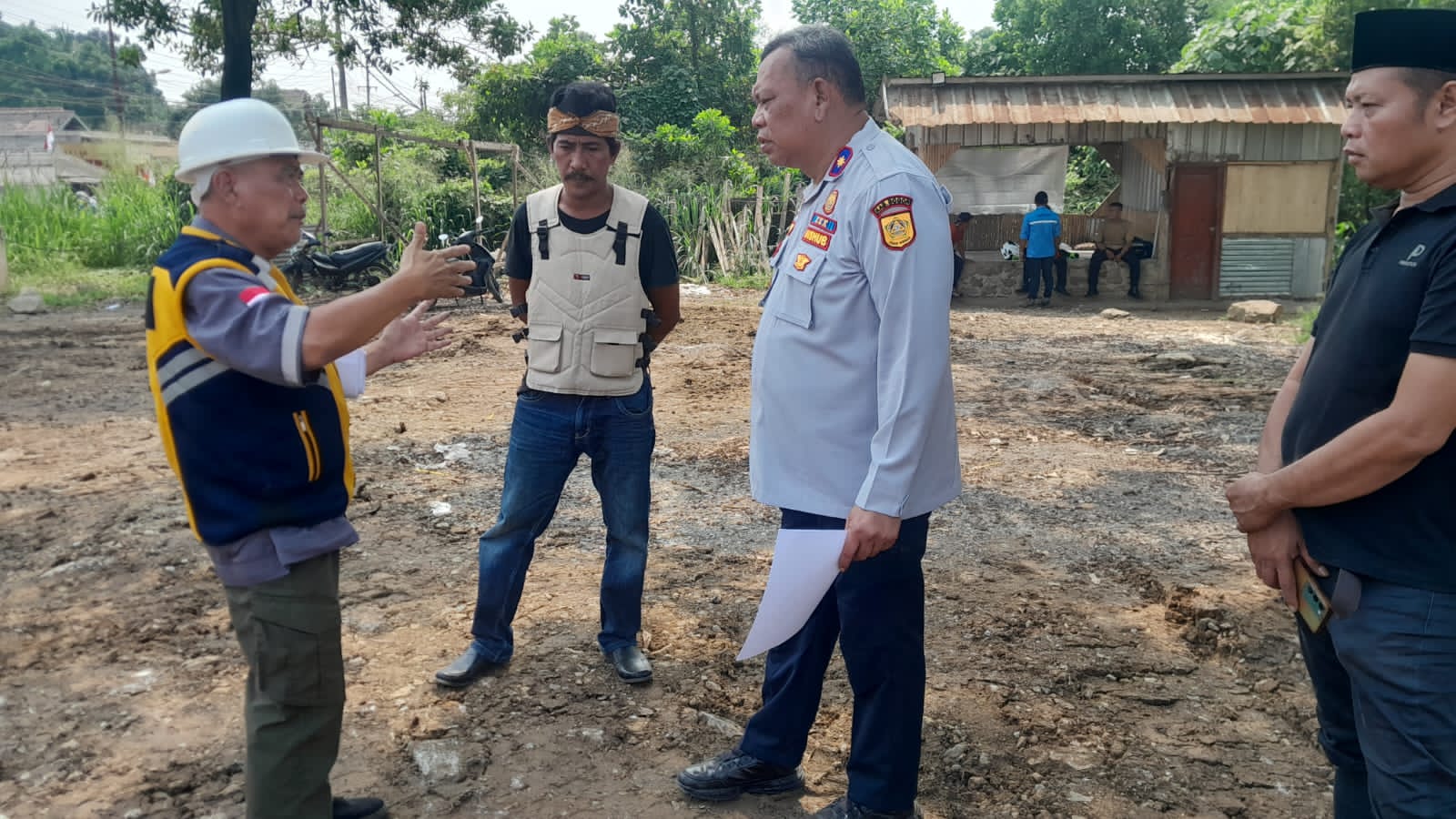 Kadishub Kabupaten Bogor, Bayu Ramawanto meninjau langsung lokasi pembangunan Jalan Moh Toha, Kecamatan Parungpanjang.