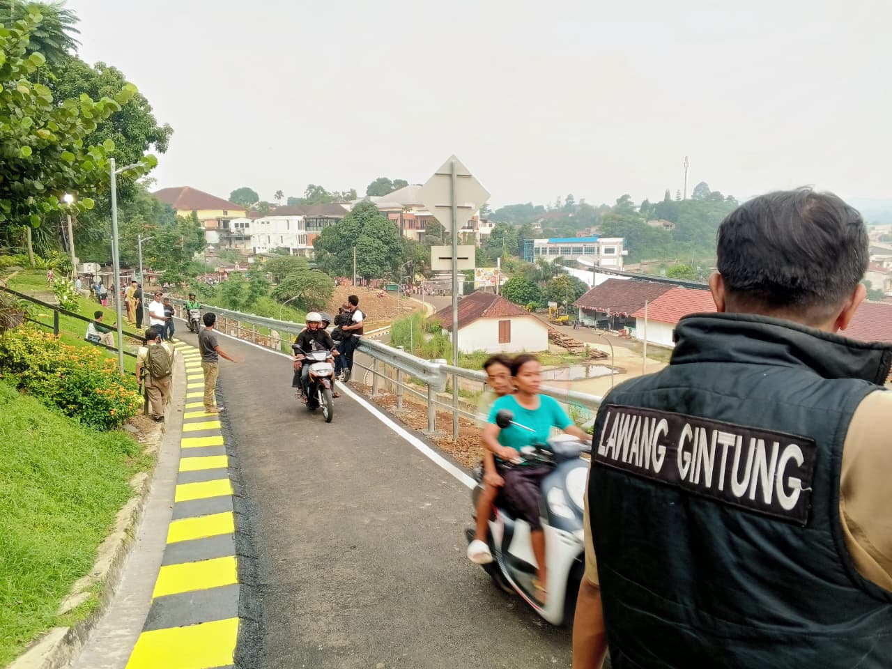 Pengendara motor melintas di Jalan Saleh Danasasmita, Kelurahan Batutulis, Kota Bogor, yang telah diperbaiki.