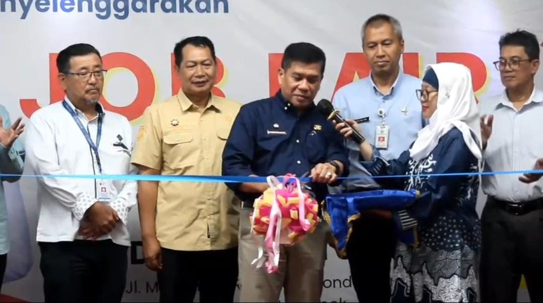 Sekda Kota Depok, Mangnguluang Mansur, saat membuka job fair, Selasa 26&nbsp;Agustus&nbsp;2025.