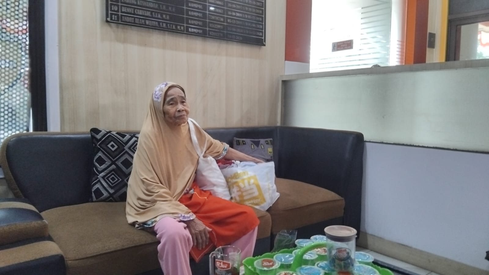 Seorang lansia bernama Suhana saat hendak dibawa petugas PSM dan Polsek Cileungsi ke UPT BKS Citeureup, Kabupaten Bogor, Selasa 26 Agustus 2025.