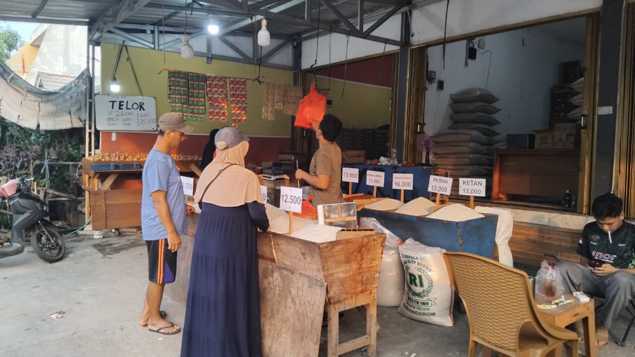 Salah satu pedagang beras di Kecamatan Cileungsi, Kabupaten Bogor, saat melayani pembeli, Selasa 26 Agustus 2025.