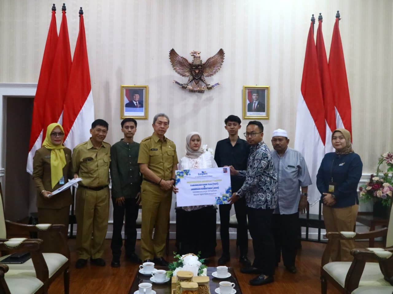 Pemkot Bogor menyerahkan tabungan hari tua dan santunan kematian kepada keluarga almarhum Agus Haris Mulyana, ASN yang meninggal dunia saat bertugas.