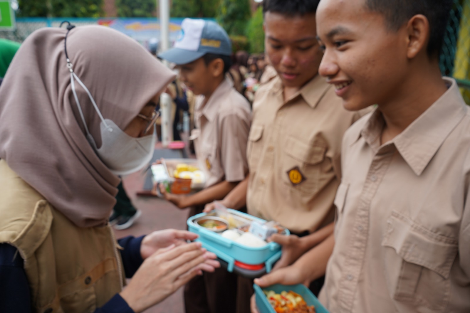 Lomba bekal makanan sehat yang dipandu oleh ahli gizi di SMAN 1 Leuwiliang dalam menyemarakan Bulan Bakti IIDI Kabupaten Bogor.