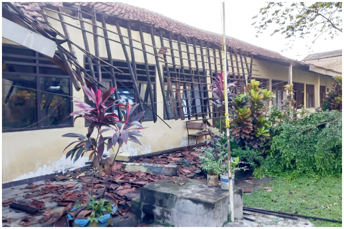 Kondisi bangunan SMK Karya Nugraha Bogor Utara yang rusak diterjang angin kencang.