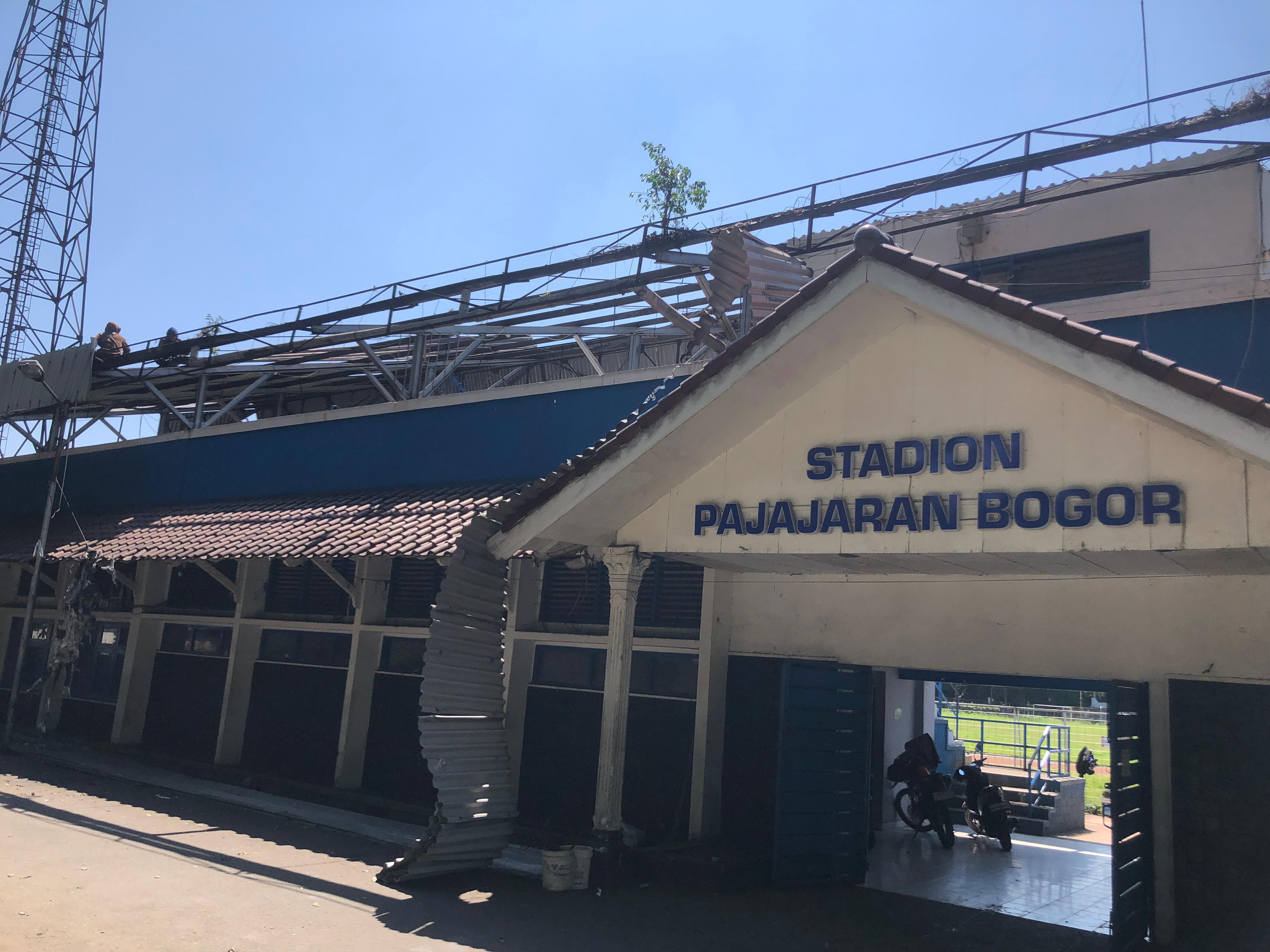 Para pekerja sedang membongkar atap Stadion Pajajaran, Kota Bogor, Selasa 26 Agustus 2025.