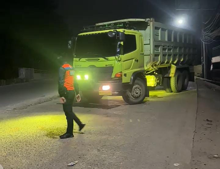 Petugas Dinas Perhubungan Kabupaten Bogor, hampir terlindas truk tambang yang paksa melintas di luar jam operasional di Parung Panjang.
