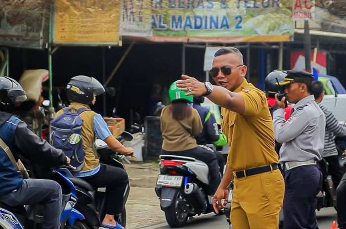 Wakil Walikota Bogor Jenal Mutaqin saat mengatur lalulintas di dekat pembangunan Jembatan Cibalok.