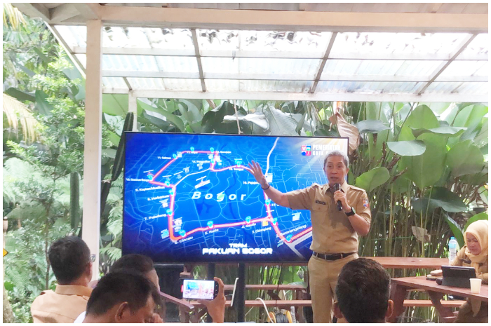Wali Kota Bogor Dedie Rachim saat menjelaskan skema rerouting angkot dari luar daerah