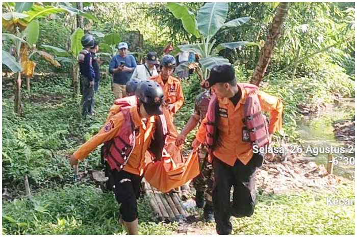 Petugas gabungan saat mengevakuasi balita asal Sukaraja, Kabupaten Bogor yang ditemukan di Kali Ciliwung.